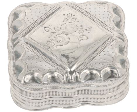 Peppermint / Pill box silver. Square model with engraved decorations and driven cartouche with engraved flower decoration.&nb