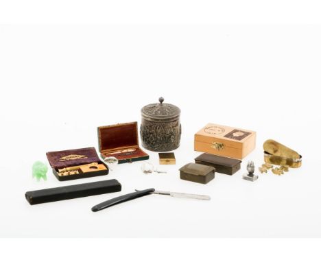 A lot with miscellaneous items including stamp boxes, a razor and tea caddy, 20th century. Estimate: € 10 - € 50.