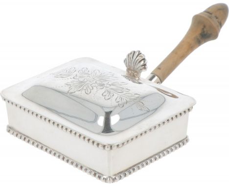 Ashtray army silver. Fitted with floral engraved decorations and a molded pearl rim.&nbsp;Netherlands, s`Gravenhage, `DJ Aube