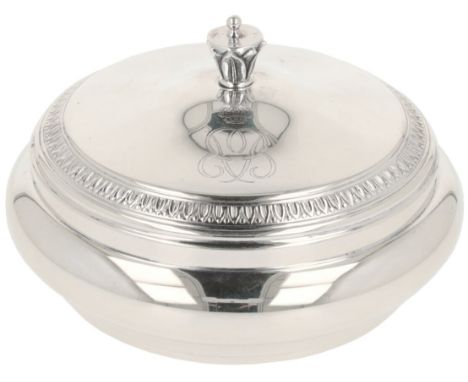Biscuit tin silver. Curved model with ivy trim and stylized button.&nbsp;20th century, engraving / inscription / initials: EV