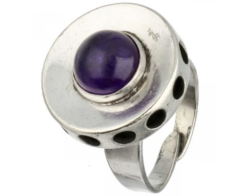 Silver modernist Alton ring, with amethyst - 830/1000. Falköping, Sweden, 1971 (V9). Amethyst Ø approx. 9.60 mm. Head of ring
