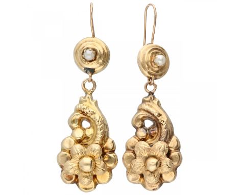 Yellow gold earrings with floral decor and seed pearl - 14 ct. One connecting ring is soldered, some light dents. LxW: 4.9 x 