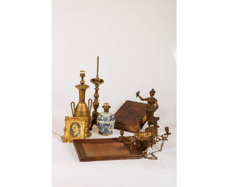 A lot with various items, a.o. a Zamac sculpture. Together with (2) lamp bases and a candlestick. Estimate: € 30 - € 50.