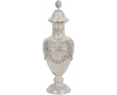 Show off silver goblet. Beautiful model full of floral embellishments and lid. Bengün Gül, 20th century, hallmarks: 900 GUL -