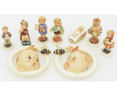 A lot comprising of (5) 'Hummel' figurines, in original box. Marked 'Goebel' (underneath). Estimate: € 10 - € 30.