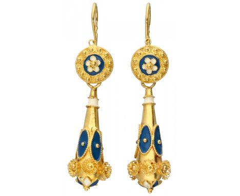 Yellow gold earrings, with white and blue enamel - 19.2 ct. Portuguese, with filigree. LxW: 4.2 x 0.9 cm. Weight: 4.42 gram.