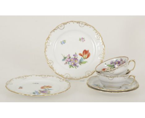 A set of two cups and saucers and two cake plates. Dresden, 20th century. Estimate: € 30 - € 50.