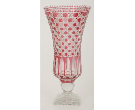 A cut crystal vase. Mid. 20th century. Meas. 43 x 21 cm. Light rim damage at the foot. Estimate: € 40 - € 80.