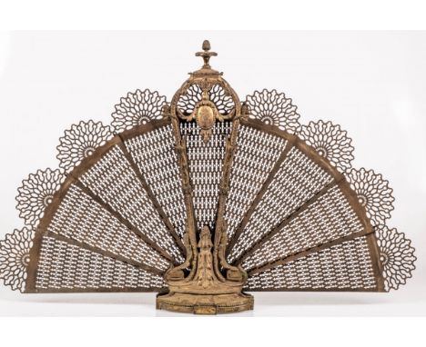 A brass firescreen in the shape of a peacock, France, ca. 1900. Meas. H: 64 cm. Estimate: € 30 - € 50.