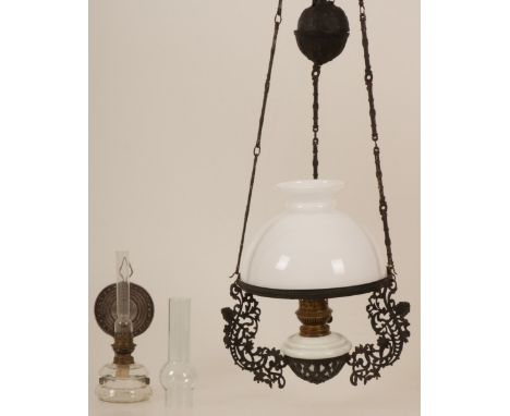 A lot of (2) oil lamps among which a wall mounted oil lamp, Dutch, 20th century. Traces of use consistent with age. Estimate: