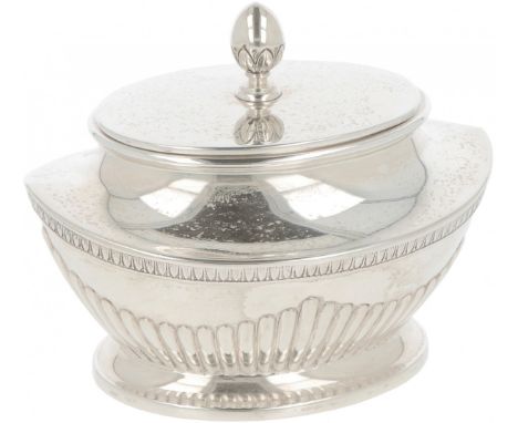 Tea caddy silver. Made as a barge-shaped 'Queen Ann' model with fluted decorations and acanthus leaf edge decoration. The Net