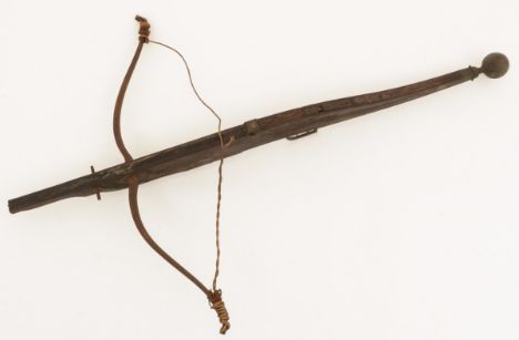 A wooden/ iron crossbow, ca. 1900. With brass intarsia bands in the flight groove. Total length: 123 cm. Estimate: € 30 - € 5