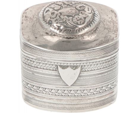 Loderein box silver. Equipped with embossed and engraved decorations and soldered cartouche.&nbsp;Netherlands, 1851, hallmark