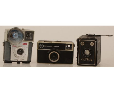 A lot with various camera's, 20th century. A.o. a Kodak Starmite camera, Instamatic camera and a box camera. Var. meas. Estim