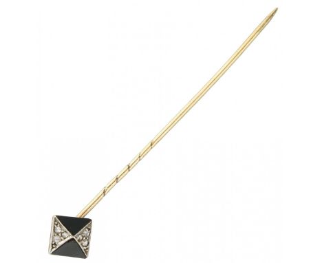 Yellow gold tie clip, with diamond and onyx - 14 ct. 6 Rose cut diamonds (6x Ø approx. 1 mm) in a white gold setting. Clarity