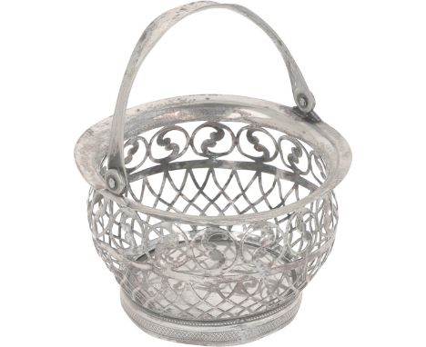 Clew basket silver. Equipped with openwork side, soldered stand ring and handle.&nbsp;Netherlands, 1826, hallmarks: lion, min