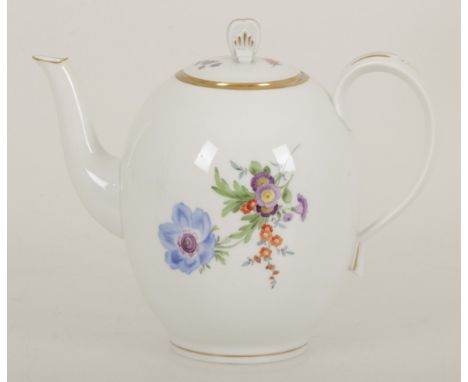 A porcelain coffee pot decorated with flowers. Meissen, 20th century. Button on lid is glued. Estimate: € 20 - € 40.