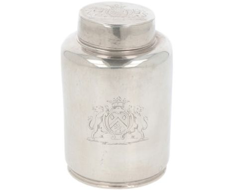 Tea caddy Amsterdam 18th century, silver. Cylindrical model with round lid equipped with weapon cartridge with crown held by 