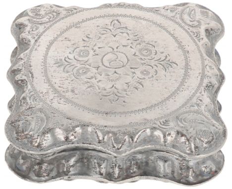 Peppermint / Pill box silver. Square model with engraved floral decorations.&nbsp;Netherlands, 1876, hallmarks: lion, minerva