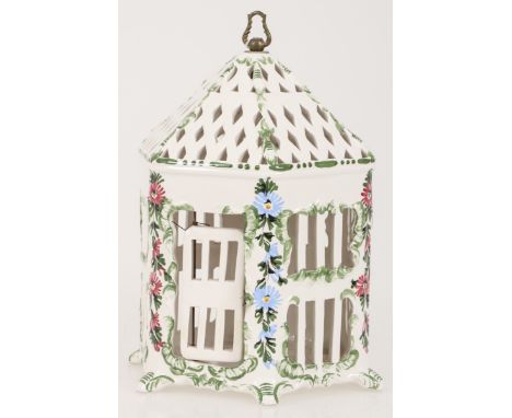 A ceramic birdcage with floral motif. Late 20th century. 36 x 23 cm. Estimate: € 20 - € 40.