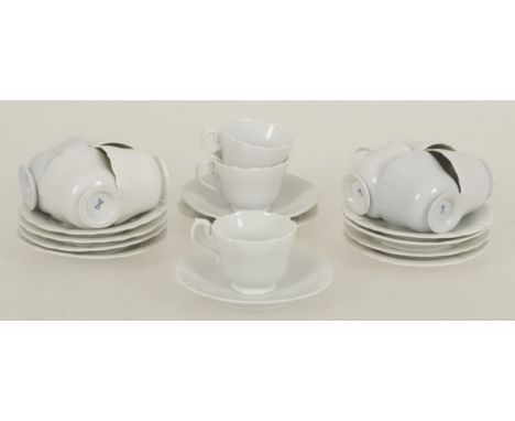 A set of (11) porcelain cups and saucers. Meissen, 1st half 20th century. Estimate: € 80 - € 120.