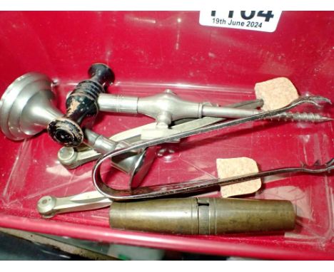 Mixed metal items including a corkscrew. UK P&amp;P Group 1 (£16+VAT for the first lot and £2+VAT for subsequent lots) 