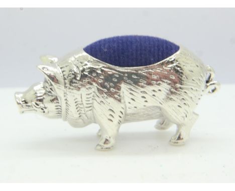 Sterling silver pig form pin cushion, L: 40 mm. UK P&amp;P Group 0 (£6+VAT for the first lot and £1+VAT for subsequent lots) 
