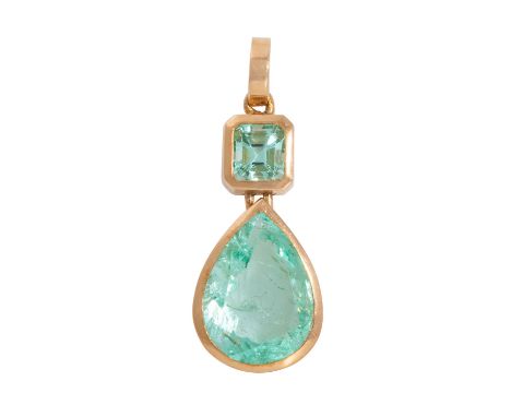 Anhänger mit hellgrünen Smaragden von ca. 2,2 (Tropfen) und 0,5 ct, GG 18K, 3,2 gr, Länge ca. 2,5 cm, 2. Hälfte 20. Jh. leich