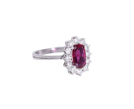 Ring mit Rubin von ca. 1ct, umrandet von 12 Brillanten mit zus. ca. 0,70ct ca. WEISS (H)/VS-SI, WG 18K 3,7 gr., RW 54, Ende 2