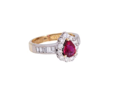 Ring mit Rubintropfen von ca. 0,70ct mit schöner Farbe umrandet von Diamanten im Brillant- und Baguetteschliff von zus. ca. 0