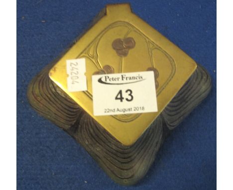 Art Nouveau design combed glass inkwell in the style of Loetz, having engraved, hinged cover and ceramic well, of splay form.