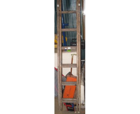 Vintage extending wooden ladder. (B.P. 24% incl. VAT)
