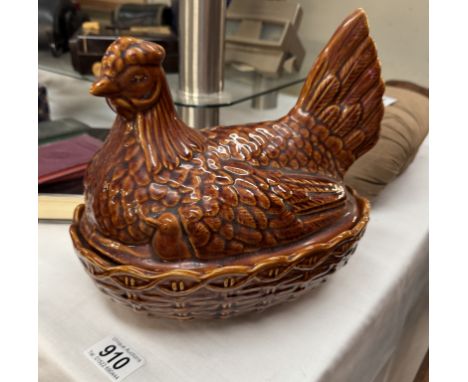 A Portmeirion ceramic egg chicken