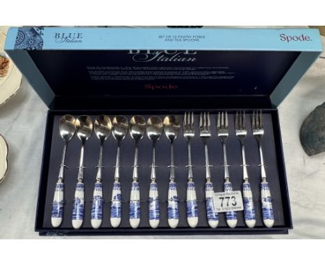 A boxed set of Spode pastry forks &amp; teaspoons