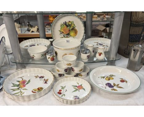 A quantity of Royal Worcester bowls etc including Evesham