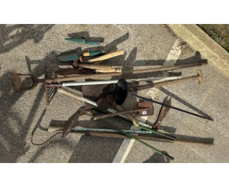 A quantity of garden tools