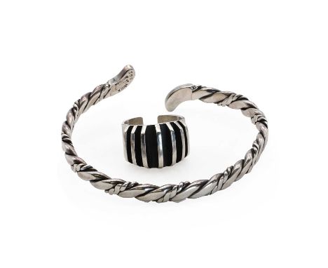 A Norwegian Modernist sterling silver torque ring, by Anna Greta Eker, of abstract design, the ring head with an oxidised fin