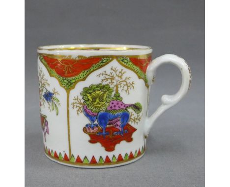 Late 18th / early 19th century Worcester type porcelain coffee can with armorial and dragon panels, 7cm 