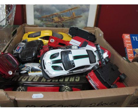 A large collection of metal and plastic model cars of varied scale largest 1/14 from Maisto, Hasbro, Matchbox etc. 1 Box