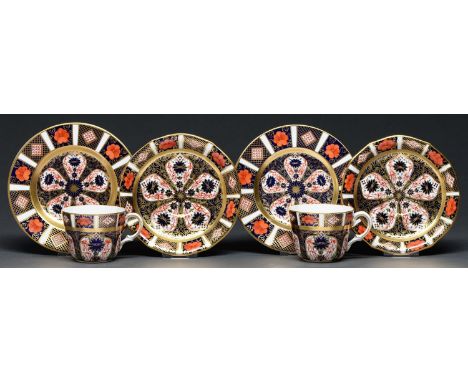 A pair of Royal Crown Derby Imari pattern teacups, saucers and side plates, second quarter 20th c, plates 15.5cm diam, printe