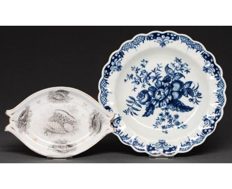 A Worcester blue and white plate, c1785, transfer printed in underglaze blue with the Pinecone Group, 21cm diam, printed hatc