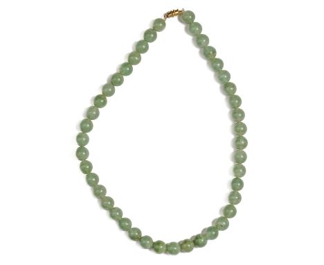 A necklace of jade beads, 45cm l Good condition