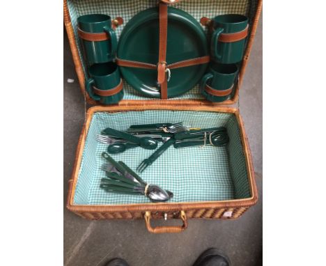 WICKER HAMPER