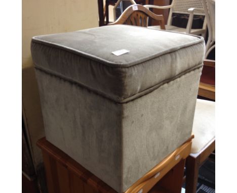 GREY POUFFE
