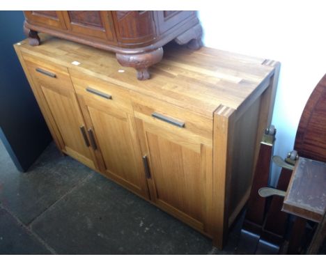 LIGHT OAK MODERN SIDEBOARD. L130CM