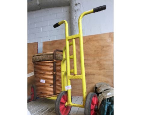 CHILD'S SCOOTER