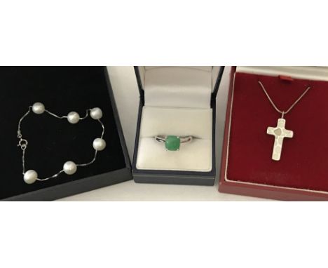 3 items of silver jewellery. A decorative silver cross on a 18inch chain, a 7.5 inch silver chain bracelet with 6 round fresh