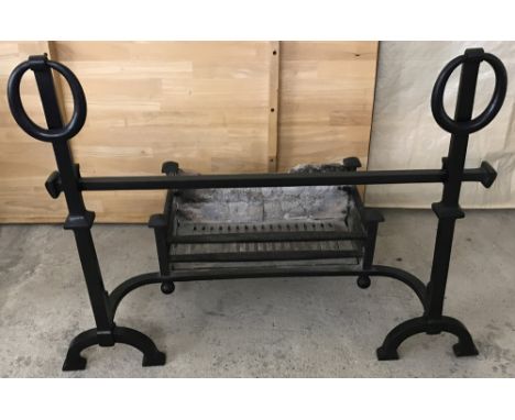 A modern cast iron fire grate with attached fire dogs. Ring decoration to top. Approx. 94cm wide.