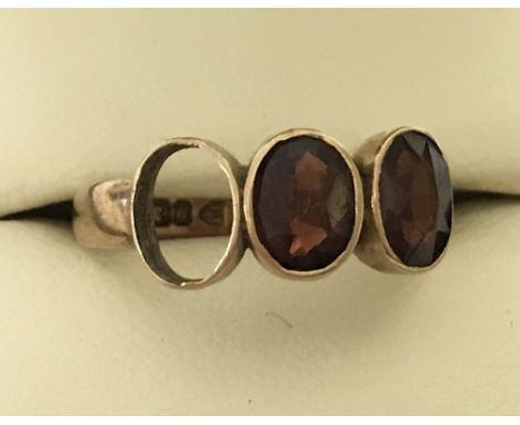 Antique 9ct gold garnet set ring, hallmarked Chester 1911. One oval garnet missing. Size P approx. Weight approx 1.7g