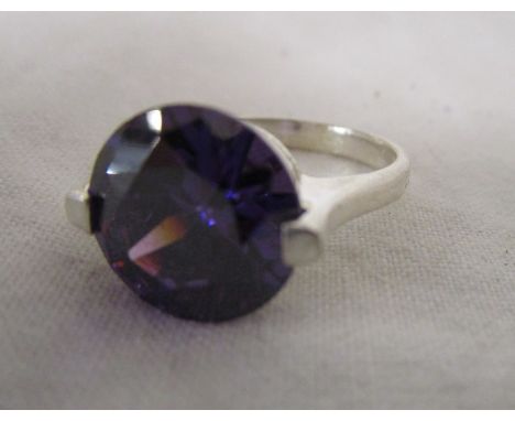 Silver amethyst set ring